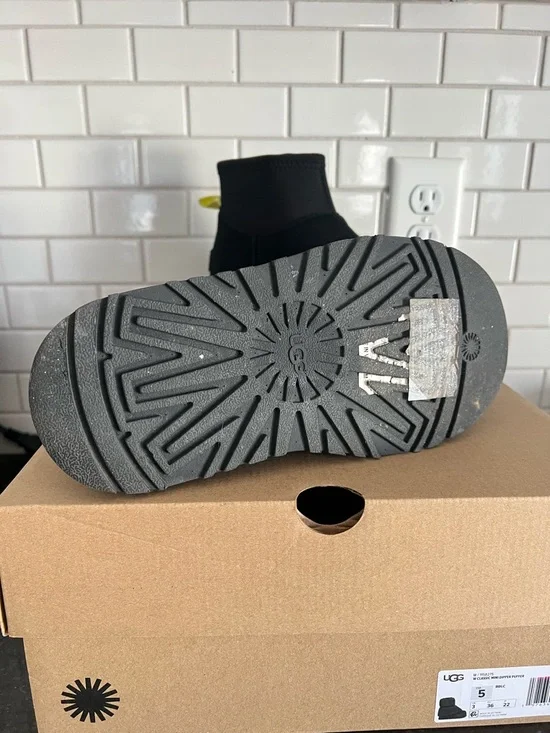 UGG Classic Mini Dipper Puffer
Platform Boot - Picture 15 of 17